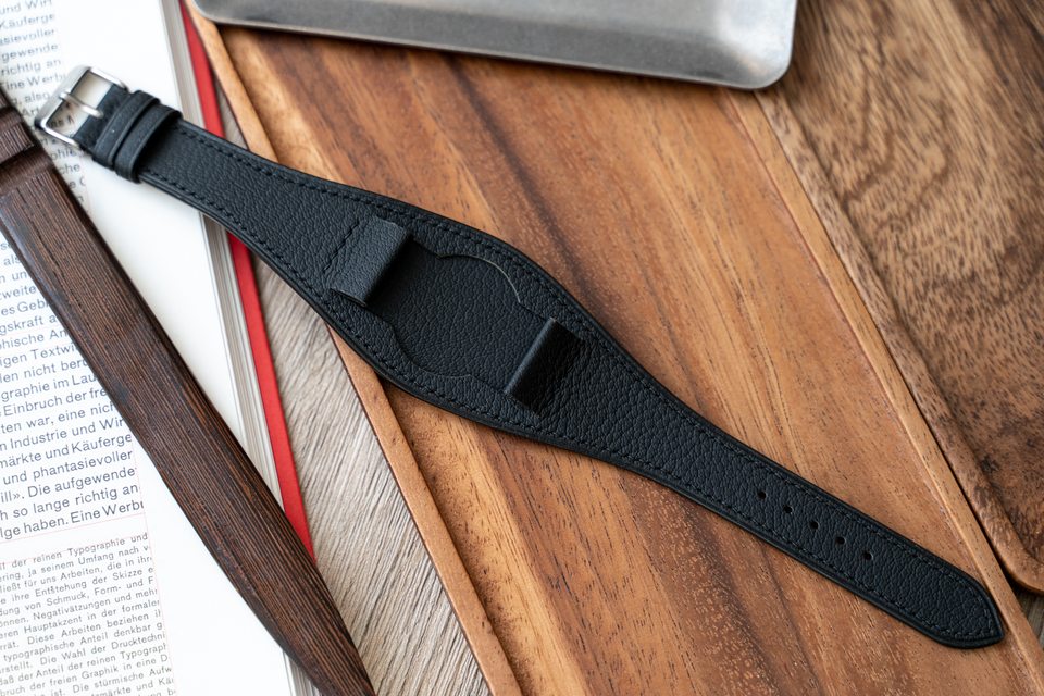 Black Bund strap across a book, showing the empty central pad.
