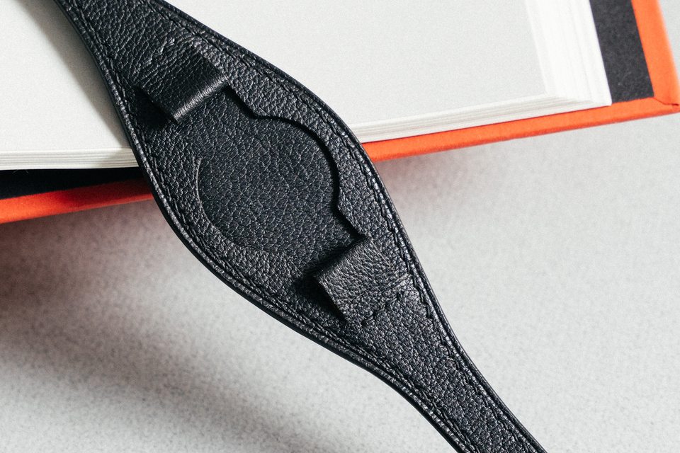 The pebbled black centre pad and dark seam in close-up.