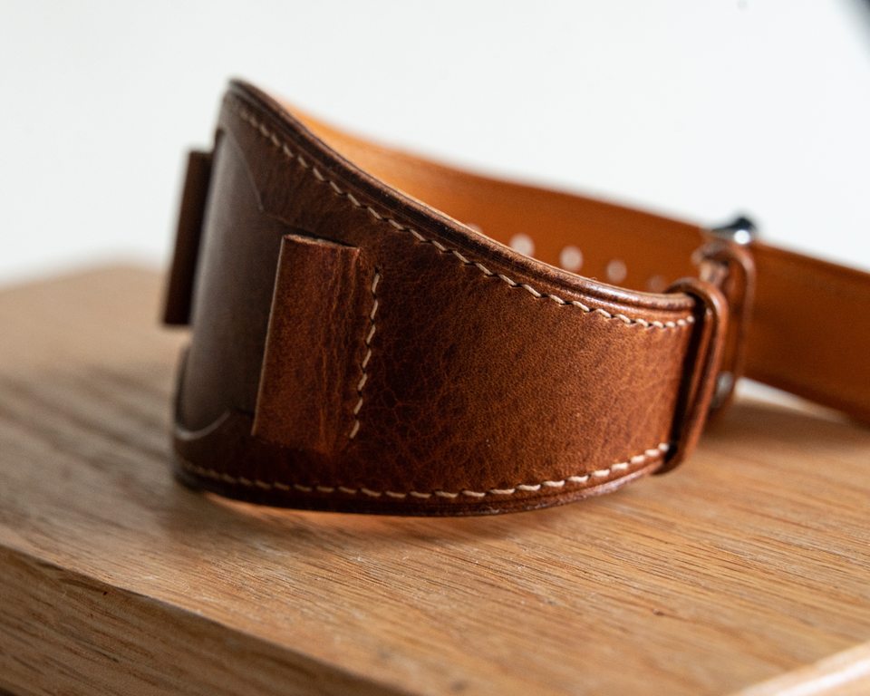 The side of the curved cognac Bund strap, showing the stitched layers.
